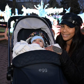 Angie s malým Rafaelem v kočárku