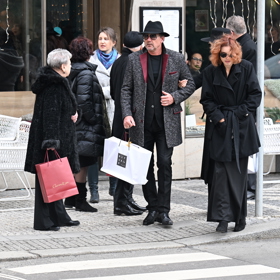 Zdrcená Barbora Munzarová s manželem Martinem Trnavským a dcerou Annou Dvořákovou.