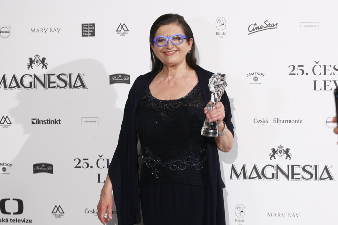 Zuzana Kronerová ráda využívá kontrastů. K černým společenským šatům klidně zvolí výrazný odstín modré. A funguje to!