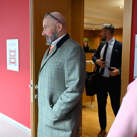 Zástupce poškozených.