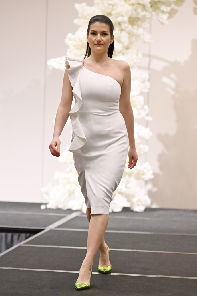 Minimalisticky působí i krátké šaty s asymetrickými prvky a vertikálním volánem. Nesmí chybět rozparek a výraznější střevíčky.