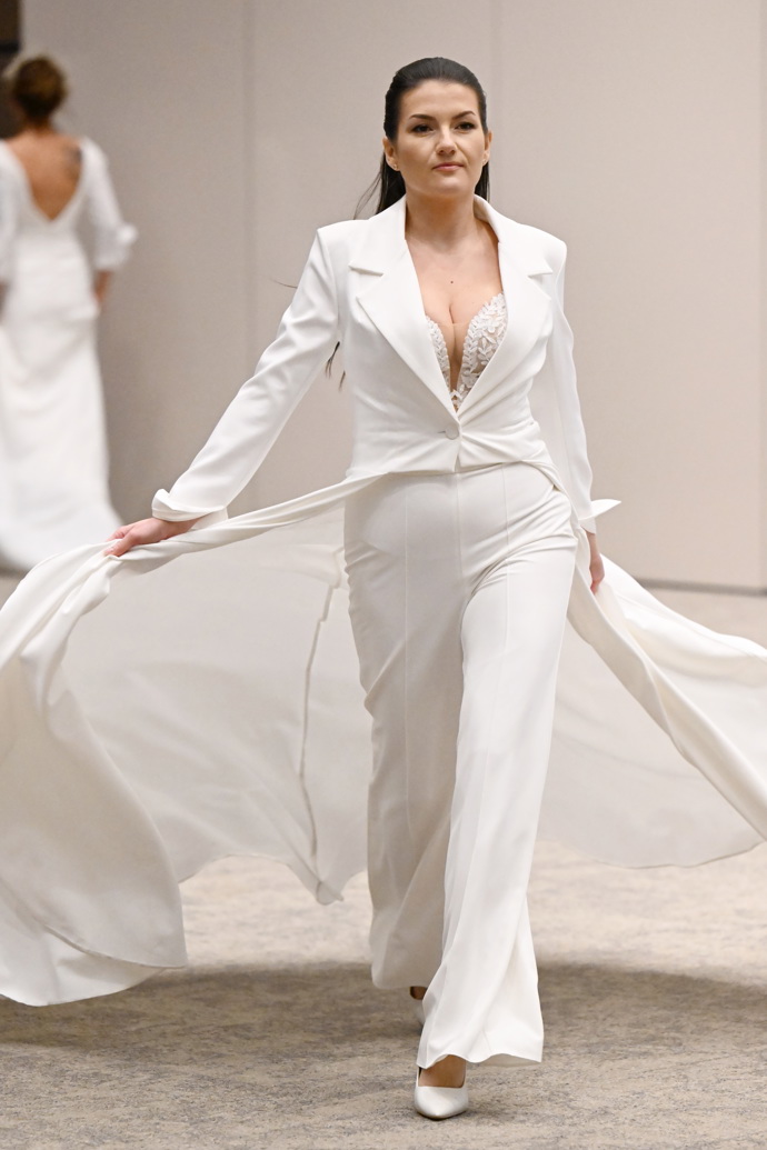 Nefandíte šatům a sukním? Zkuste kalhoty! V kombinaci s dlouhým odlehčeným pláštěm a krajkovým topem zastoupí svatební outfit dokonale.