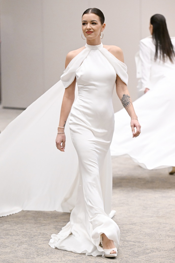 Spadlá ramena, další z výrazných trendů nadcházející svatební sezony.