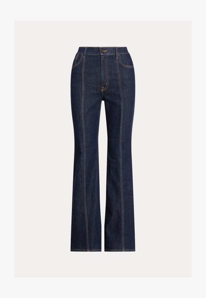 Perfektní varianta střihu bootcut s lehce rozšířenými nohavicemi, efekt podtrhuje kontrastní prošívání členících švů. (Polo Ralph Lauren, 6 490 Kč)