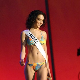 Gal Gadot v roce 2004 vyhrála izraelskou miss a reprezentovala na Miss Universe.