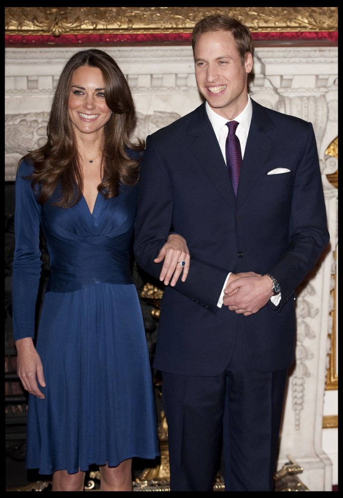 Listopad 2010 - svůj možná nejtypičtější účes si Kate zvolila pro oznámení zásnub s princem Williamem.