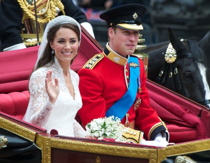 Duben 2011 - na svůj velký den, svatbu s princem Williamem, si Kate nechala lehce zvlnit vlasy, které jí zdobila tiára Cartier Halo a závoj s motivy květin jednotlivých zemí britského království.