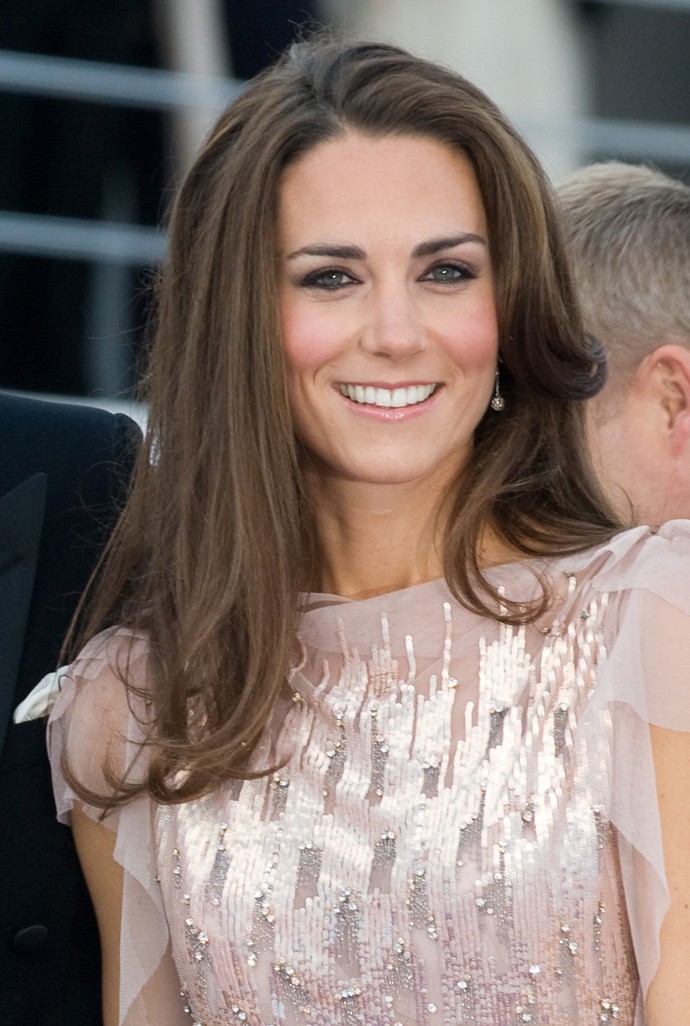 Červen 2011 - velmi mladistvý vzhled dodal tehdejší vévodkyni z Cambridge i tento účes.
