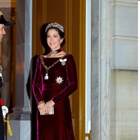 Šaty měla nová dánská královna Mary na sobě už v roce 2014. Tehdy je dozdobila stejně barevným chokerem