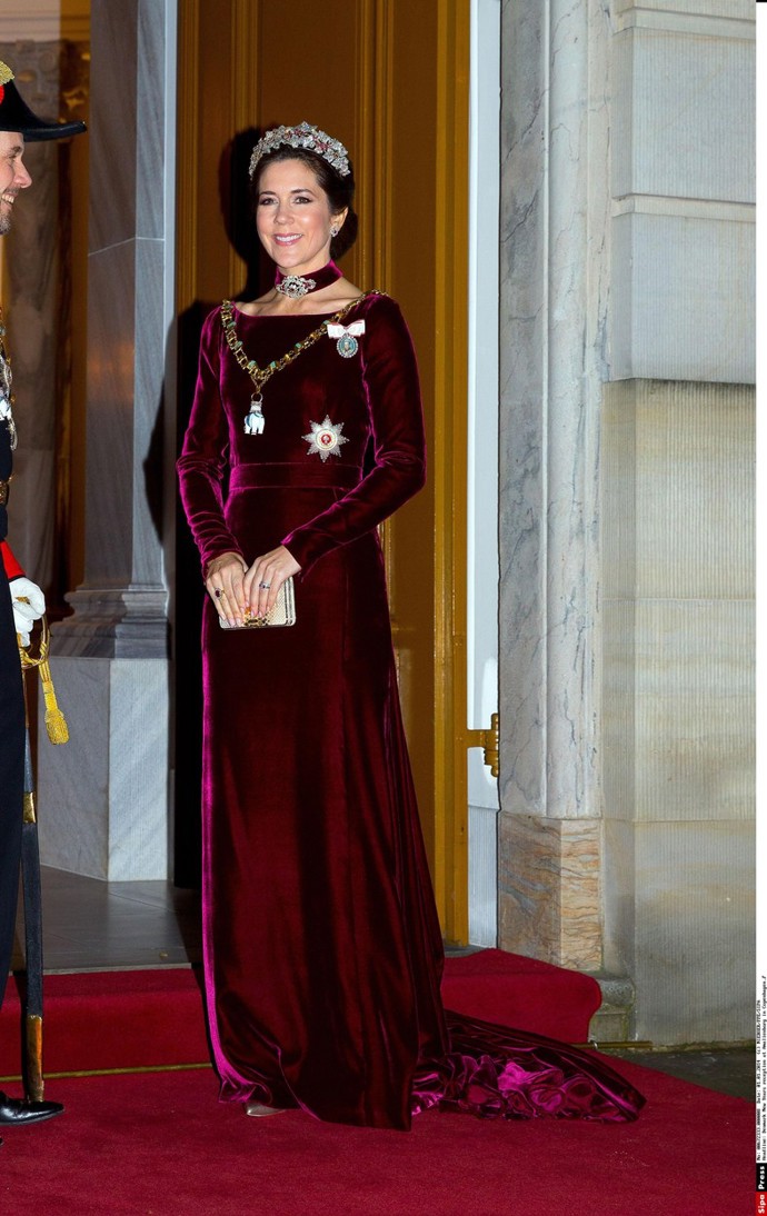 Šaty měla nová dánská královna Mary na sobě už v roce 2014. Tehdy je dozdobila stejně barevným chokerem