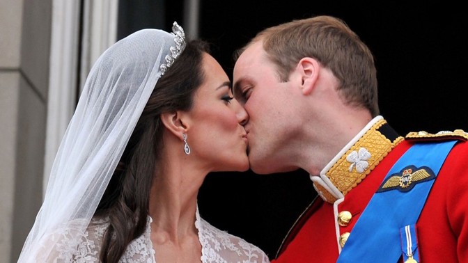 Příběh lásky prince Williama a Kate Middleton: Nejprve byli jen přátelé a spolubydlící, jejich vztah změnily průhledné šaty Charlotte Todd