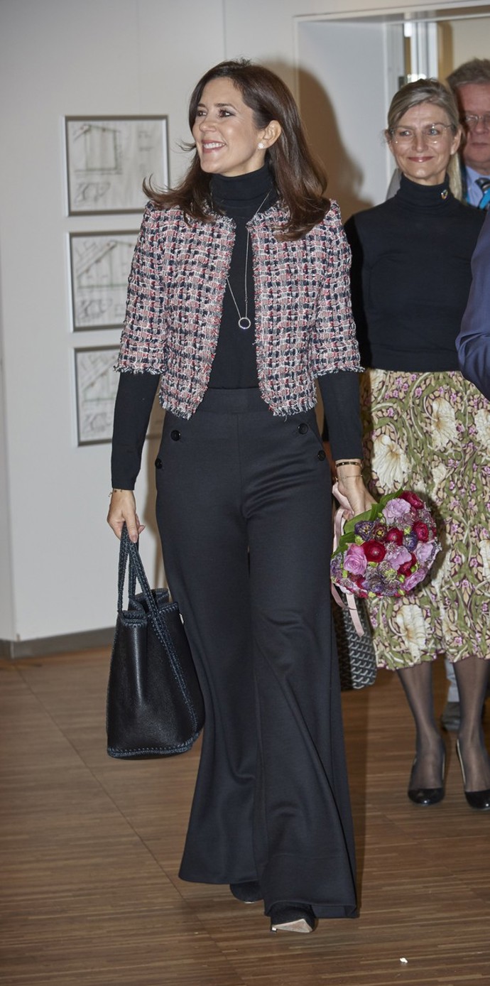 Neformální styl ovládá Mary na jedničku. A dovede model i patřičně okořenit poutavými detaily.