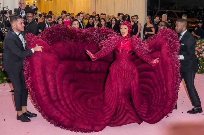 Rapperka Cardi B se extravagantních výzev také rozhodně nebojí. Důkazem je třeba její šarlatová róba z jednoho z minulých ročníků Met Gala.