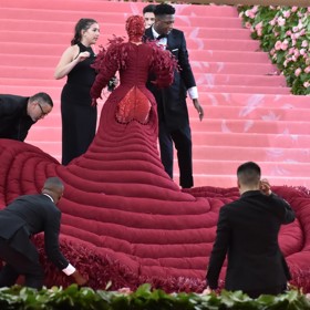 ... i srdcovitý zadeček. Tento model na červeném koberci metropolitního muzea v New Yorku prošel.