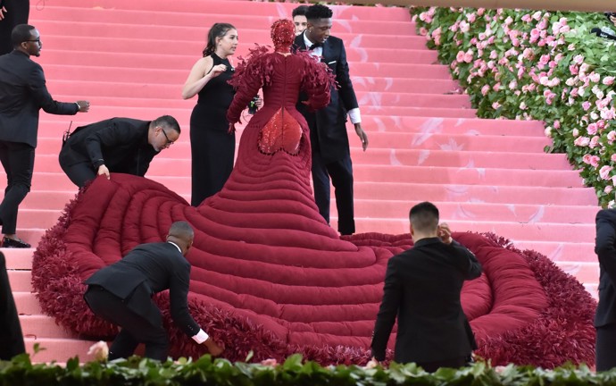 ... i srdcovitý zadeček. Tento model na červeném koberci metropolitního muzea v New Yorku prošel. 