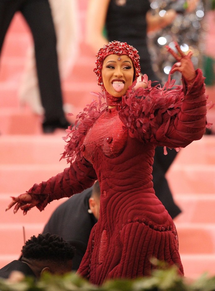 Šaty Cardi B "zdobily" veškeré atributy dokonalého ženství. Vymodelovaná ňadra, naznačený klín...