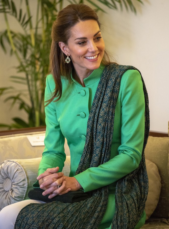 Říjen 2019 - na státní návštěvě Pákistánu sáhla Kate po žehličce a částečně sepnutých vlasech.