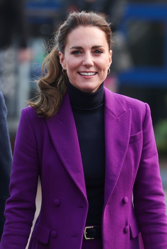 Září 2021 - Kate Middleton nosí i vlasy svázané do culíku, jako například při návštěvě Ulster University v Severním Irsku.