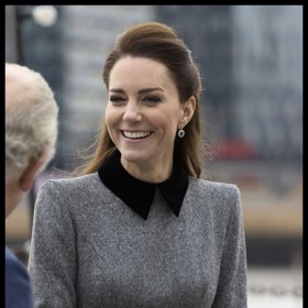 Únor 2022 - Kate nenosí jen drdoly nebo rozpuštěné vlasy. Velmi jí lichotí také sepnutý vršek a volný spodek. Působí v něm příjemně neformálně.