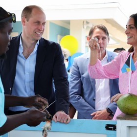 A neodříká se ochutnávání místních specialit, například tradičních mořských plodů na Bahamách. To bylo tak trochu trnem v oku královně Alžbětě II., královský protokol totiž nedoporučuje členům královské rodiny konzumaci syrového masa nebo takových potravin, u nichž hrozí zvýšené riziko otravy.