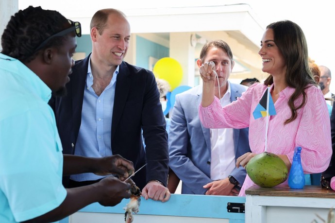 A neodříká se ochutnávání místních specialit, například tradičních mořských plodů na Bahamách. To bylo tak trochu trnem v oku královně Alžbětě II., královský protokol totiž nedoporučuje členům královské rodiny konzumaci syrového masa nebo takových potravin, u nichž hrozí zvýšené riziko otravy.