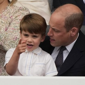 Spoustu pozornosti věnuje nejmladšímu Louisovi, a to hlavně při oficiálních příležitostech, kdy klučina bývá nejistý, nudí se nebo ho přemíra podnětů nutí dělat skopičiny.