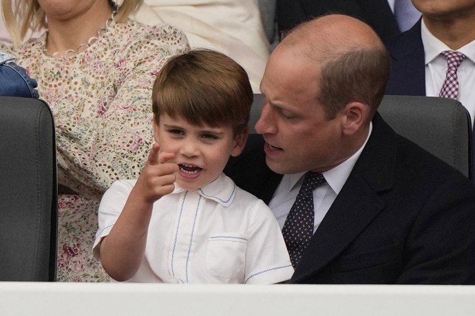 Spoustu pozornosti věnuje nejmladšímu Louisovi, a to hlavně při oficiálních příležitostech, kdy klučina bývá nejistý, nudí se nebo ho přemíra podnětů nutí dělat skopičiny.