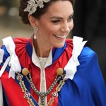 Květen 2023 - vrchol elegance. Kate dorazila na korunovaci tchána Karla III. do Westminsterského opatství s vlasy vyčesanými z obličeje a čelenkou s motivem listů.