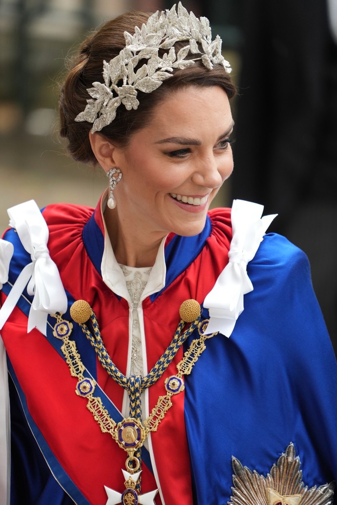 Květen 2023 - vrchol elegance. Kate dorazila na korunovaci tchána Karla III. do Westminsterského opatství s vlasy vyčesanými z obličeje a čelenkou s motivem listů.