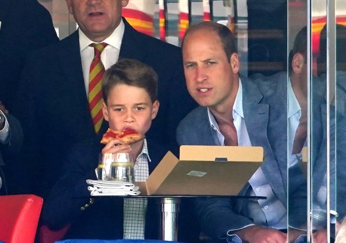 S nejstarším Georgem má William pro změnu úplně jiné starosti. Musí ho pomalu připravovat na úlohu následníka trůnu.