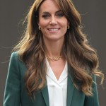 Září 2023 - takhle vypadají vlasy Kate Middleton po loňském pozdně letním zástřihu. Účes à la mořská panna a záclonková ofina jsou aktuálně velmi trendy.