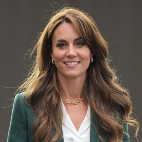Září 2023 - takhle vypadají vlasy Kate Middleton po loňském pozdně letním zástřihu. Účes à la mořská panna a záclonková ofina jsou aktuálně velmi trendy.