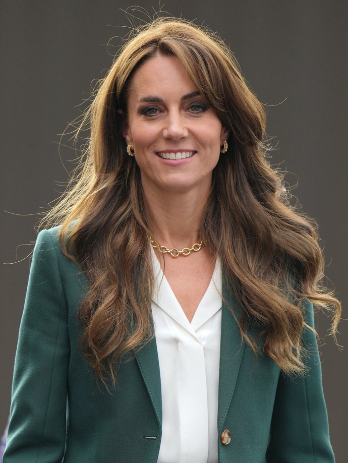 Září 2023 - takhle vypadají vlasy Kate Middleton po loňském pozdně letním zástřihu. Účes à la mořská panna a záclonková ofina jsou aktuálně velmi trendy.
