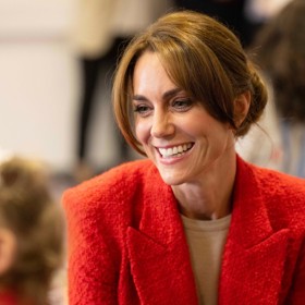 Září 2023 - jednoduchá klasika, která neomrzí. Kate si sepnula vlasy do nízkého drdolu, přičemž obličej jí pěkně rámuje záclonková ofina.