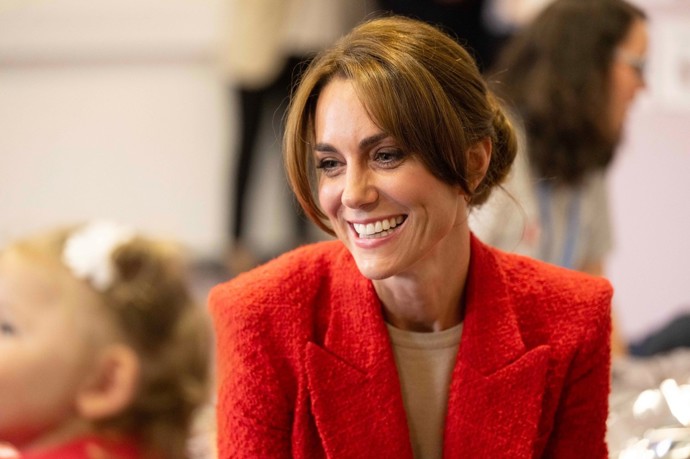 Září 2023 - jednoduchá klasika, která neomrzí. Kate si sepnula vlasy do nízkého drdolu, přičemž obličej jí pěkně rámuje záclonková ofina.