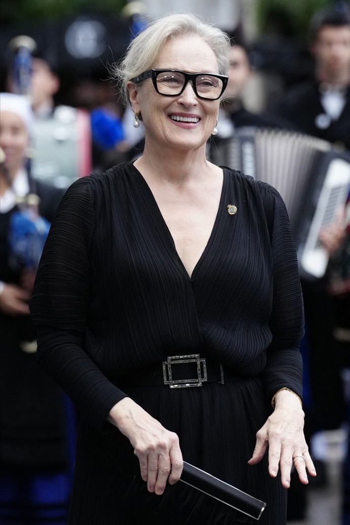 Další výrazný model, který americká herečka ráda nosí. Hranaté obroučky opět v černém provedení.