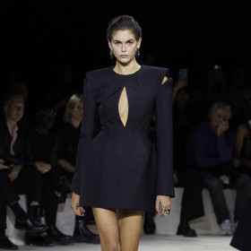 Svislý průstřih, trend, o kterém letos ještě hodně uslyšíme. (Alexander McQueen)