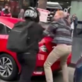 Steve z Beverly Hills byl napaden v ulicích Los Angeles.