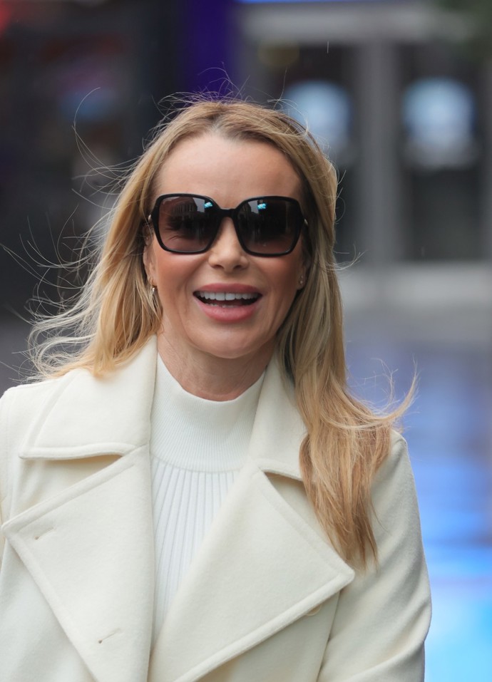 Amanda Holden smetanový outfit doladila kontrastními černými slunečními brýlemi.