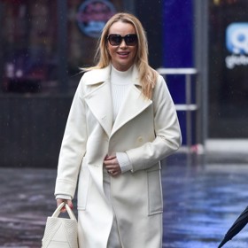 Hřejivý smetanový plášť ukrýval úpletové midi šaty Amandiny oblíbené značky Pretty Lavish, kterou pořídíte online, značka doručuje i do Česka.