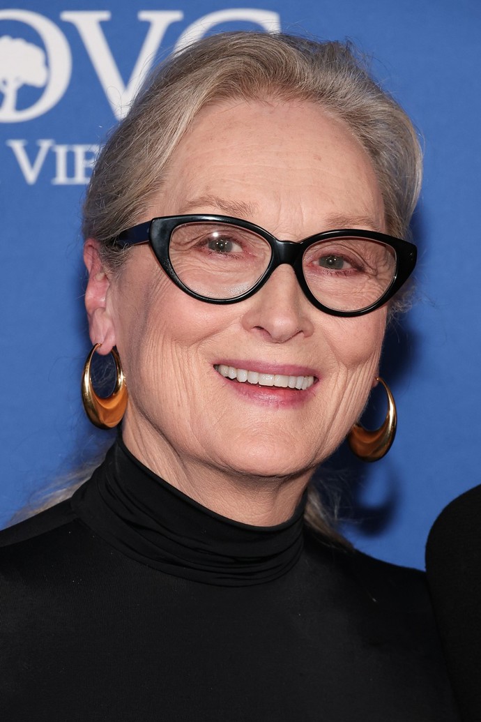 Meryl Streep si zamilovala tyto nápadné brýle se zabarvujícími se skly. Představila je například i na červeném koberci letošních Zlatých glóbů.