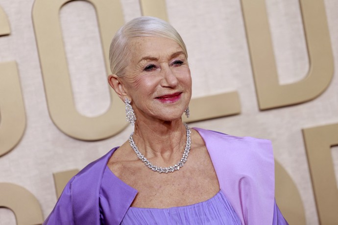 Helen Mirren róbu z řaseného tylu a taftový plášť také doplnila luxusními šperky.