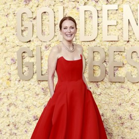 Herečka Julianne Moore (63) v nápadně rudé jednoduché róbě Bottega Veneta. Při pózování si užívala přidanou hodnotu šatů, skryté kapsy.