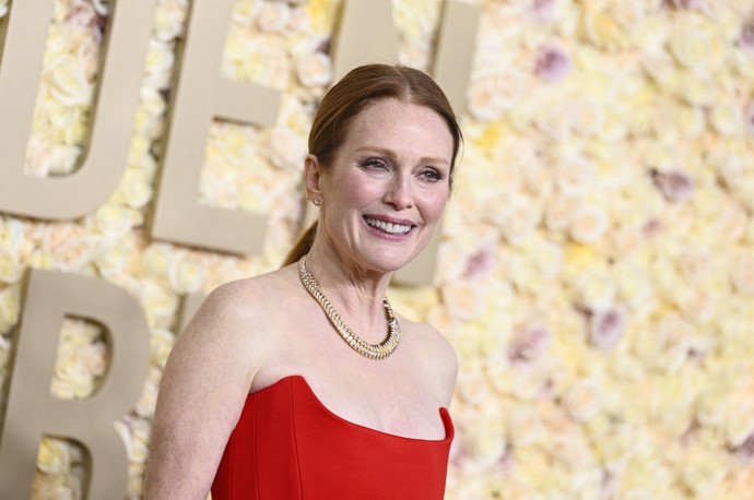 Julianne Moore doladila rudý korzetový střih večerních šatů, který odhaluje dekolt i ramena, masivním náhrdelníkem Cartier.