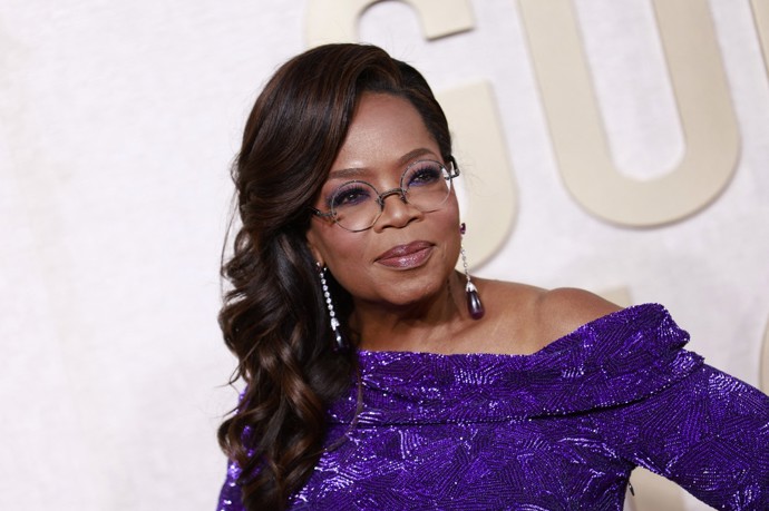 Oprah Winfrey zvolila šperky Chopard barevně korespondující se šaty a subtilní elegantní brýle s kovovými obroučkami.
