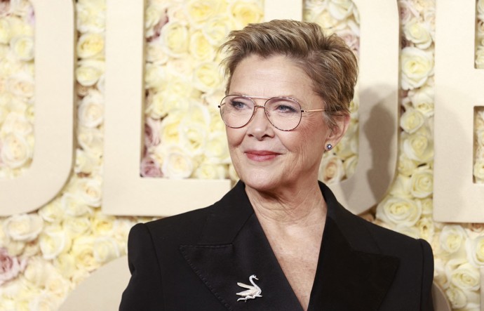 Kratičký chlapecký sestřih Anette Bening doladila módním tvarem kovových  obrouček brýlí zvaným aviator a minimalistickými šperky. Nejvýraznějším doplňkem tak byla kontrastní brož - labuť.