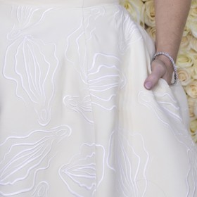 Příčinou zvýšeného zájmu je kontroverzní výšivka nápadně připomínající tvary ženského přirození.