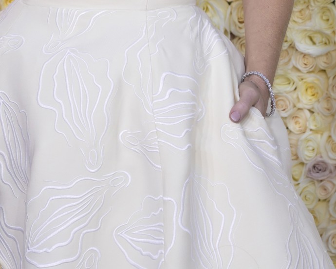 Příčinou zvýšeného zájmu je kontroverzní výšivka nápadně připomínající tvary ženského přirození.