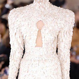 Doslovné vyjádření odhalené hrudní kosti, průstřih ve tvaru klíčové dírky, představila v lednu na molech pařížského týdne módy značka Schiaparelli.