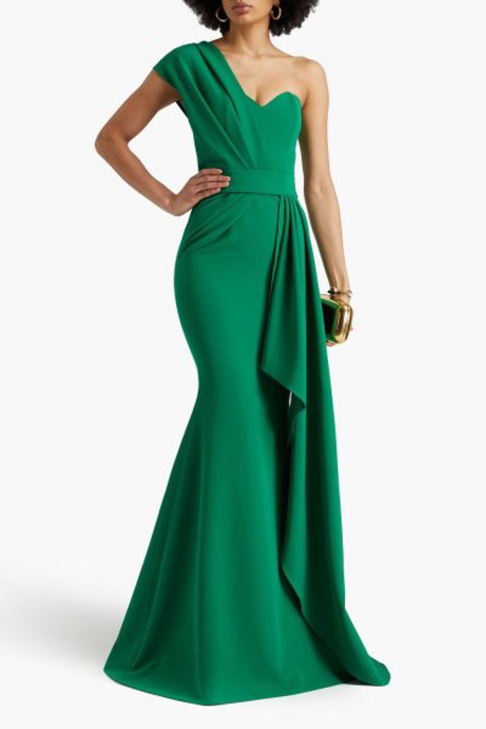 Večerní róba, která splňuje veškerá potřebná zadání.  Model Rhea Costa z nabídky butiku Soline. 